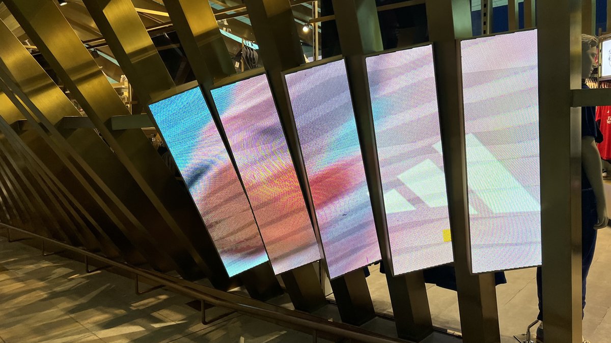 מסך לד מותקן בעסק